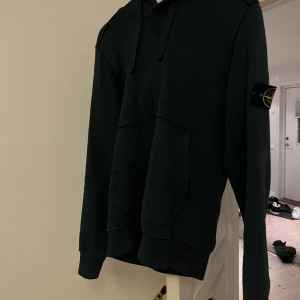 Stone island hoodie  - S passar m/l stor i storleken  nypris 2850 Mest använt på några  fotbollsmatcher  Möts i sthlm kan även frakta men köparen står för frakt 