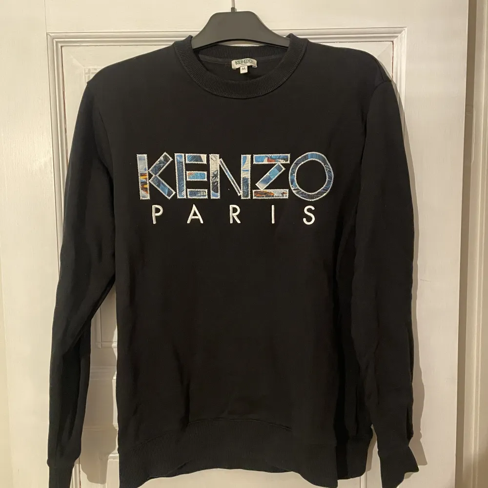 Kenzo sweatshirt i storlek medium, men liten i storleken.. Tröjor & Koftor.
