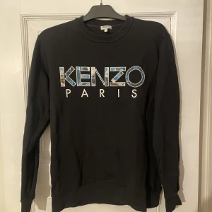 Kenzo tröja - Kenzo sweatshirt i storlek medium, men liten i storleken.