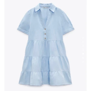 Zara klänning - Säljer min jättefina zara klänning som jag köpte i sommras! Har inga defekter och är bara använd vid 1-2 tillfällen. Perfekt nu till våren och sommaren!❤️‍🔥😻