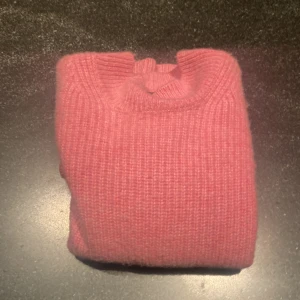 Lisa Yang cashmere tröja 10 år - Lisa Yang stickad cashmere tröja 10 år. Lite andvänd men i väldigt fint skick. köpte för cirka 2500kr men säljer för 500kr. Inga fläckar eller spruckna sömmar.💗