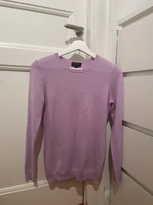 Cashmere törja - Nu säljer jag fin fina Cashmere tröja. Tröjan är i 100% cashmere. Skriv privat för mer information och bilder om tröjan💗