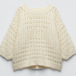 Stickad tröja från zara - Jättesöt tröja från zara som inte riktigt är min stil 💕 Knappt använd 🤩