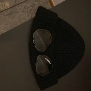 Cp Company mössa svart - Hej! Jag säljer min cp Company mössa då jag inte tycker jag passar i längre, mössan är 1-2 månader gammal och är i bra skick, jag köpte mössan för 1299:kr