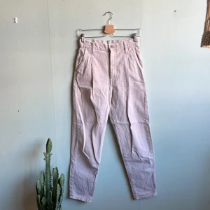 Byxor - Beige byxor från Lindex med pressveck.  