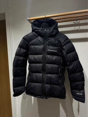 Peak Performance- Frost Down Jacket - Vinterjacka i storlek S, använd två vintrar. Finns noppror på innefickan från tvätten och dragtappen på dragkedjan har gått av, utöver det är jackan i fint skick. Köpte för 4200 kronor.