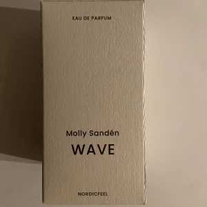 molly sandén parfym - helt ny parfym av molly sandén. aldrig använd endast öppnad för att lukta på.
