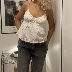 Brandy Melville topp - Populär topp från brandymelville. Älskar denna! Lite missfärgad i armhålorna (går säkert bort) men därav priset ❤️❤️❤️❤️🥰Annars toppskick sååå fin