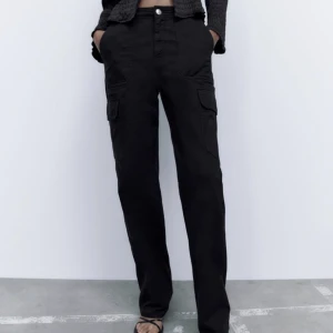 Cargopants - Svarta cargopants från ZARA. Endast använda en gång då jag köpte en annan färg istället🫶🏼