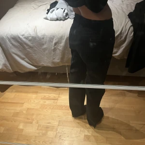 MID WAIST ZARA JEANS - säljer så fina midwaist jeans får zara. Svarta inte så använda så gott skick men ändå lite slitna längst ner vid benen. Storlek 38 passar mig 165 lång har ofta 36-38 i zara byxor,,, passar någon längre och kortare om man vill klippa💞💞💞❤️