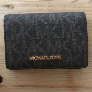 Michael Kors plånbok - Säljer en Michael Kors plånbok. Helt nytt skick och äkta läder. Fick den som present.