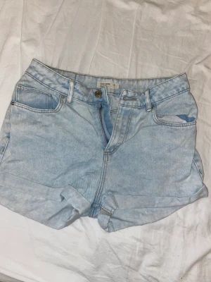 Jeansshorts - Ljusa jeansshorts från Calliope. I fint skick! Storlek S.