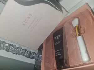 Face mask kit - Kicks kit med peel off ansiktsmask och en spatula till.  Helt ny och oanvänd!  Rensar bland mina kläder, hudvårdsprodukter och mitt smink, kommer lägg upp mycket på min profil så kolla gärna in mina andra annonser. Samfraktar gärna! 🤗