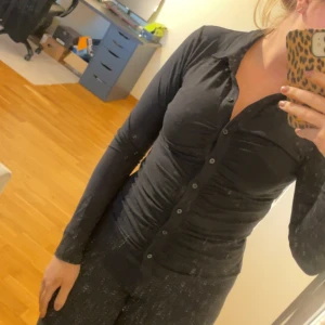 Topp från Kappahl  - Jättesnygg topp från Kappahl, som är slutsåld, med rysch som visar formerna på ett fint sätt. Aldrig använd pga för liten. 