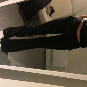 Kostymbyxor - Säljer mina super fina midwaist/lågmidjade kostymbyxor beroende på hur man vill ha dem, i från zara. Finns ej kvar  på hemsidan längre, passar mig med S/M  Startar budgivning ifall många är intresserde💕