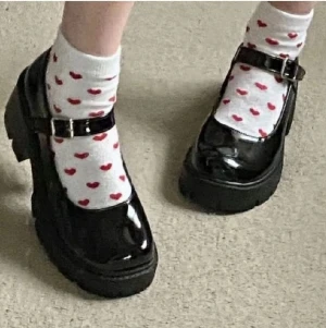 Mary jane skor  - Så söta men används inte. Några få repor pga användning men inget som man tänker på. Fraktar och möts up i stockholm. 