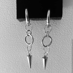 Maria Nilsdotter  - Säljer sjukt snygga Maria Nilsdotter liknande örhängen för ett jätte bra pris. !inte såld!  Model 001