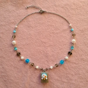 Doraemon halsband - Handgjort halsband. Gjort av rostfritt stål och diverse pärlor💕 Längd är ca 36,5cm långt med 5cm extra längd! (kan skicka med frimärke om du betalar med swish!) 