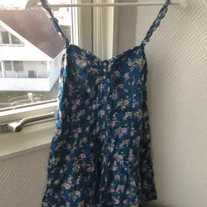 Blommig, blå sommarklänning från Abercrombie&Fitch. Gott skick och kvalitet. Mer färgglad än visat på bild, ljus/medium blå.