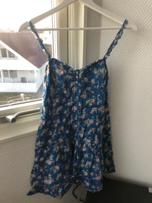 Sommarklänning/Abercrombie&Fitch - Blommig, blå sommarklänning från Abercrombie&Fitch. Gott skick och kvalitet. Mer färgglad än visat på bild, ljus/medium blå.