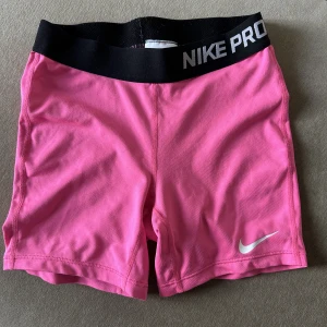Nike tränings shorts  - Träningsshorts, passar storlek xs 