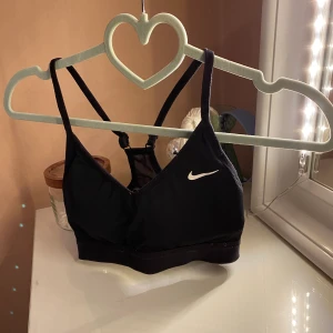 Sportbh nike - Säljer denna då den blivit för liten, använd men i bra skick😍