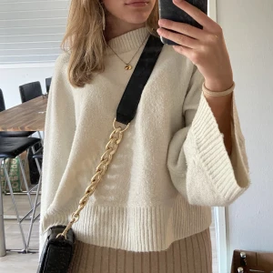 Stickad tröja - Säljer en fin stickad tröja! Den är något nopprig men inget som man stör sig på! Säljer då jag har liknande❤️kom privat för mer info!