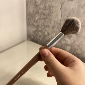Caia sminkborste  - Säljer denna nästan helt oanvända sminkborste i från Caia deras F05, passar perfekt till highlighter🥰  