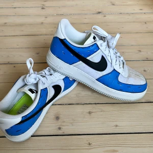 Nike Air Force 1 - Nike air force 1 custom made från ”Custom Heat”. Bra skick. Storlek 46