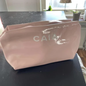 CAIA NECESSÄR💗 - Säljer en Caia necessär då jag fick dubbelt av dem i julklapp & hann inte skicka tillbaka. Den är helt slutsåld på helmsidan och har varit det ett tag💞 Helt oanvänd Kan gå ner i pris vid snabb affär.