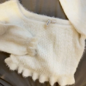 Stickad  tröja  - Jättesöt vit tröja från H&M. I bra skick, den är ganska kort så den vissr magen lite. Storlek S ⚪️