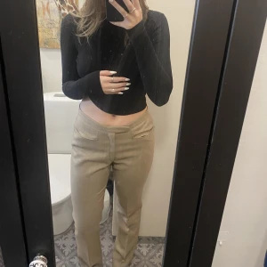 Lågmidjade kostymbyxor  - Ett par kostymbyxor som är rätt låga i midjan. Köpta secondhand. Bra längd för mig som är 180cm💕