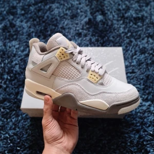 Jordan 4 "Craft Photon Dust" - Tja!  Säljer helt nya, otestade Jordan 4 Craft Photon Dust i storlek 40.5. Kvitto finns och alla original saker medföljer. Skriv ifall ni har några frågor 😁