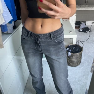 Lågmidjade jeans - Säljer dessa fina lågmidjade jeans som inte kommer till användning då jag tycker de är lite stora på mig. Hör av er för fler frågor 🥰