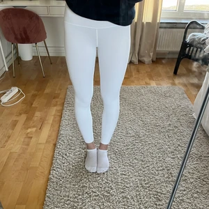 lululemon tights - superfina helt oanvända vita tights från lululemon😍 inte alls see through!! är 176 lång💞💞 nypris ca 800kr