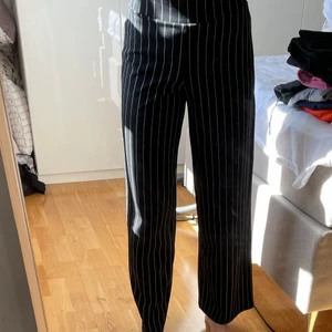 Randiga byxor  - Sköna randiga byxor ifrån Gina Tricot med resårband i midjan.