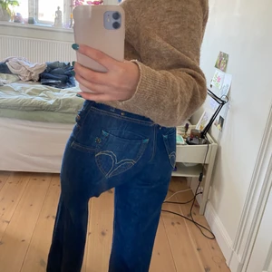 Jeans - Ett par jeans som är perfekt höjd i midjan och med så fina detaljer på fickorna😍 Jag säljer dom för att dom är lite för små och lite för långa för mig som är 165:( 