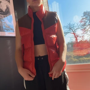 Väst - Säljer min fina bäst från Gina tricot, är jättebra nu till våren då de börjar bli lite varmare. Är i bra skick