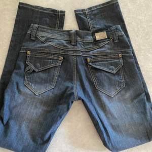 Jag har funderat ett tag på att sälja dessa sjukt snygga lågmidjade Aqua jeans. Vet inte om jag vill sälja dom än men lägger ut för att se om någon är intresserad och till vilket pris.💞💞