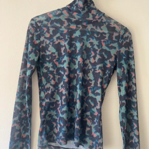 Härlig tröja från BikBok - Jättefin och relativt genomskinlig tröja från BikBok i gott skick🦦 Använd kanske 2-3 gånger. Har dock en liten reva i ryggen som är ca. 10 cm men som inte syns så mycket! Storlek XS men borde även passa S och M då den är stretchig.