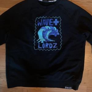 Pink dolphin tröja  - Säljer min tröja jag köpt från junkyard.                   Skick 7/10, storlek M.