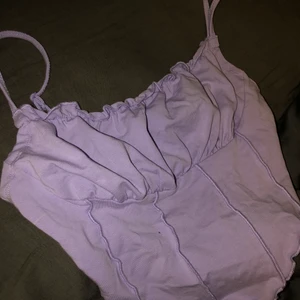 Topp lila - Söt topp som är impuls köpt på shein. Den har aldrig kommit till användning. Stretchig och skönt material.