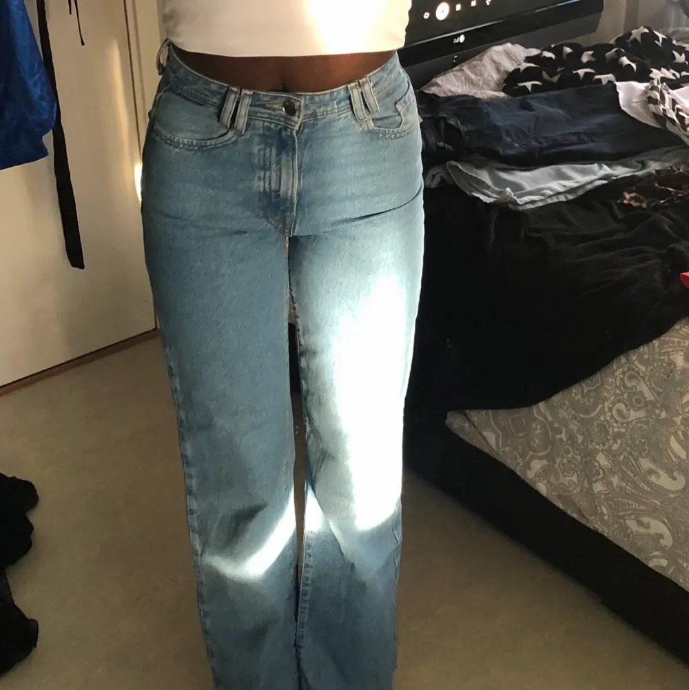 Långa jeans från Zara. Som sitter snyggt. Jag är 174cm lång. . Jeans & Byxor.