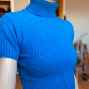 Turtle neck topp från Topshop - Sjukt mysig topp från topshop, väldigt lite använd. 