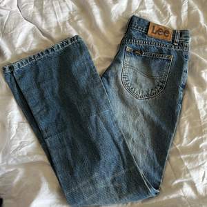 Säljer dessa lee jeans ifrån 90 - talet. Dom passar mig tyvärr inte längre så därför överväger jag att sälja dem💗
