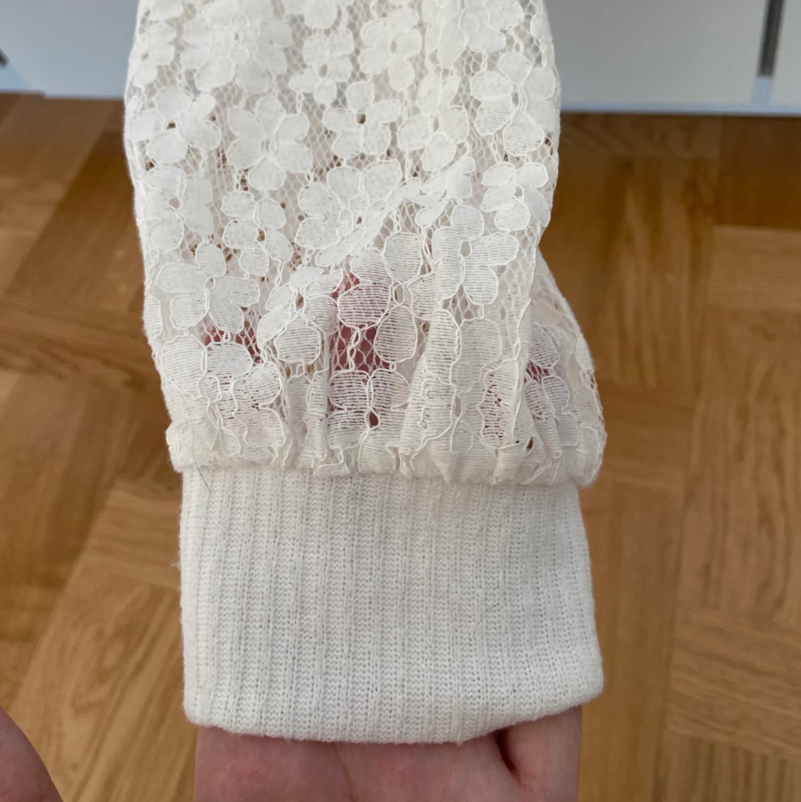 Tröja med spetsärmar  - 90