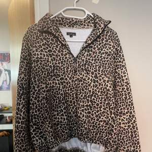 En leopard tröja/ jacka, jag har använt den som en sommarjacka typ. Den är köpt från boohoo förra året nån gång. Använd ca 5 gånger 