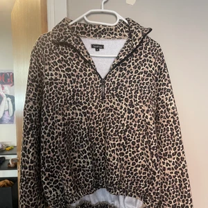 Leopard tröja/jacka  - En leopard tröja/ jacka, jag har använt den som en sommarjacka typ. Den är köpt från boohoo förra året nån gång. Använd ca 5 gånger 