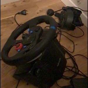 Logitech G29 Steering Ratt - Säljer min Ratt för 2300 Kommer med Växelspak, Pedaler ingår men utan växelspak är det 1800 Kr 