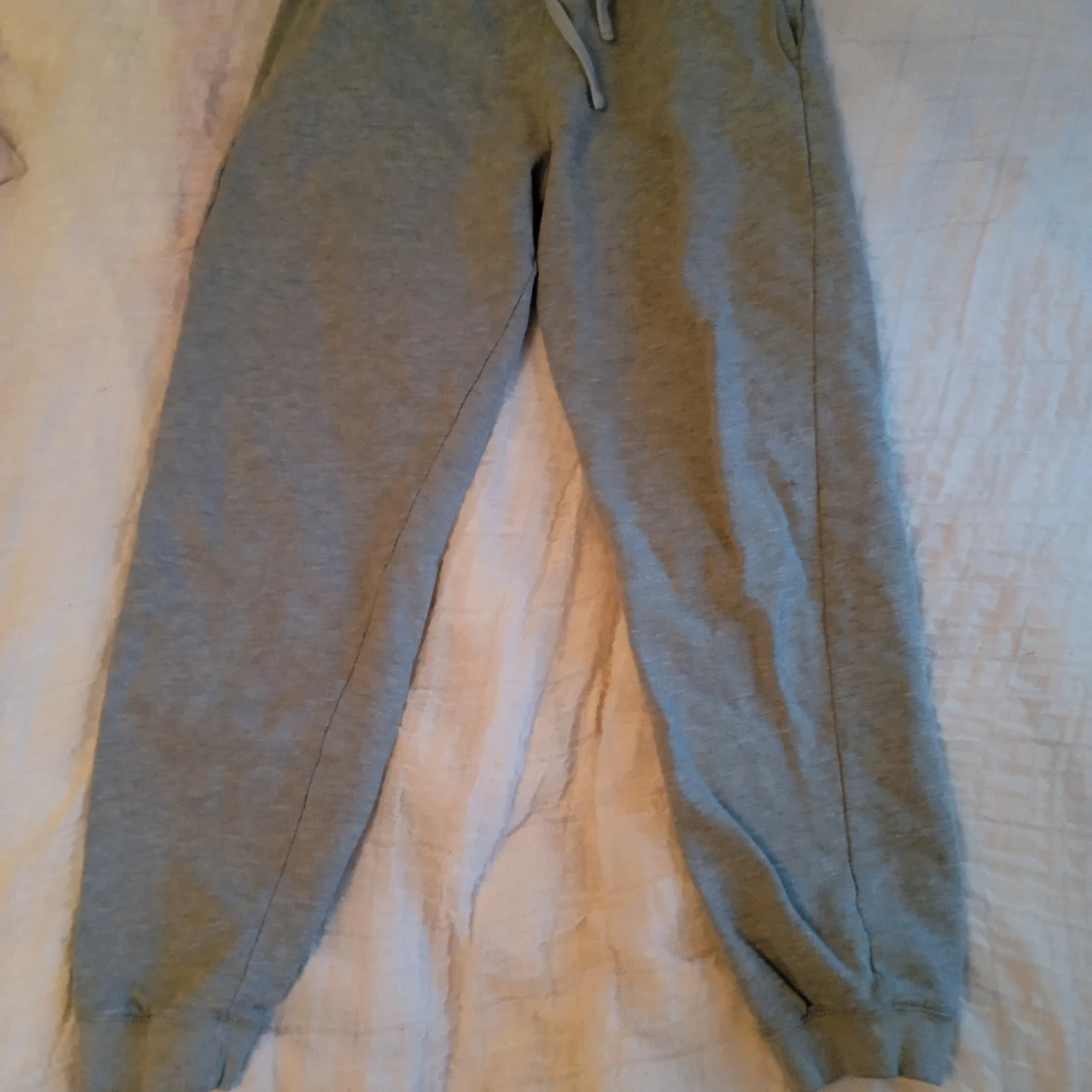 Grå mjukis byxor STL 158-164